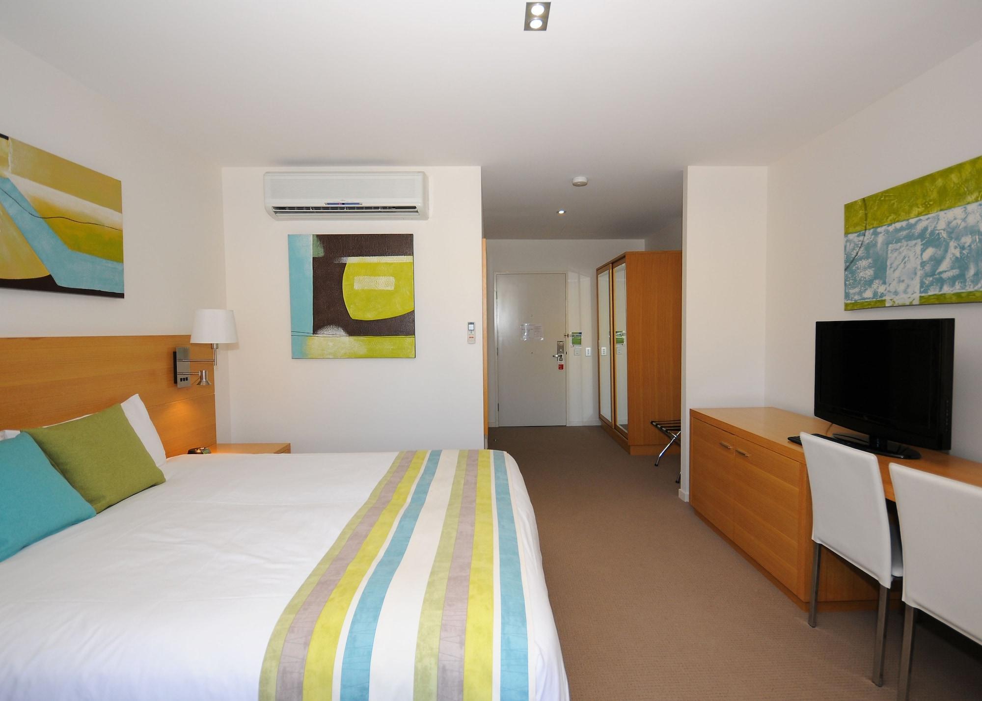Ramada By Wyndham Hervey Bay Cameră foto A typical bedroom at the University of Bath