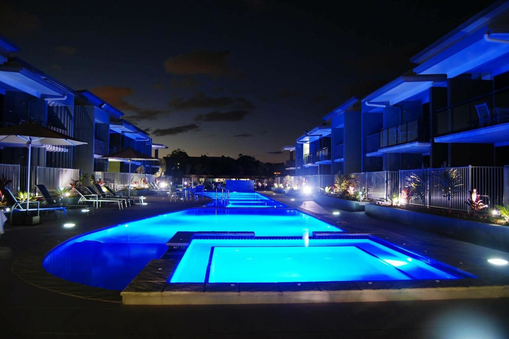 Ramada By Wyndham Hervey Bay Exterior foto The pool at the Blue Sky Inn